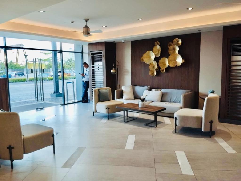 Rj Elite Escape 2Br Condo W Balcony Near Sm Iloilo Exterior photo
